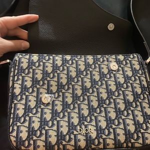 Cross body Dior purse new looks exactly like the pictures